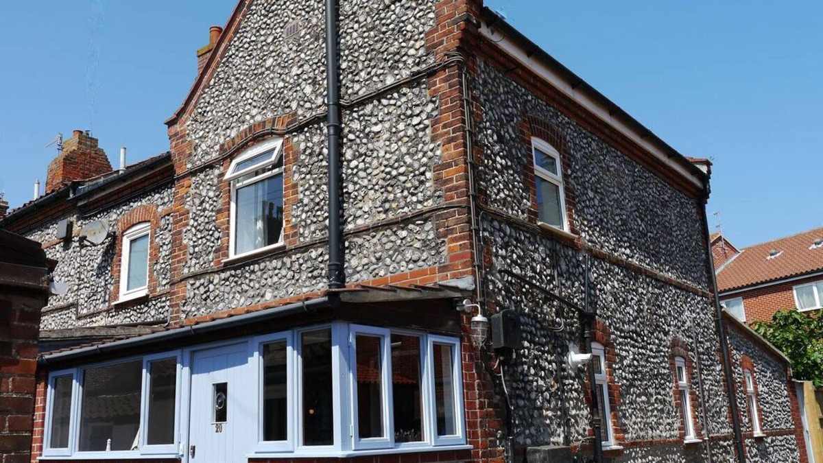 Cromer Cottage | Cromer Flint Cottage, short walk to seafront and shops, free wi-fi, dog friendly