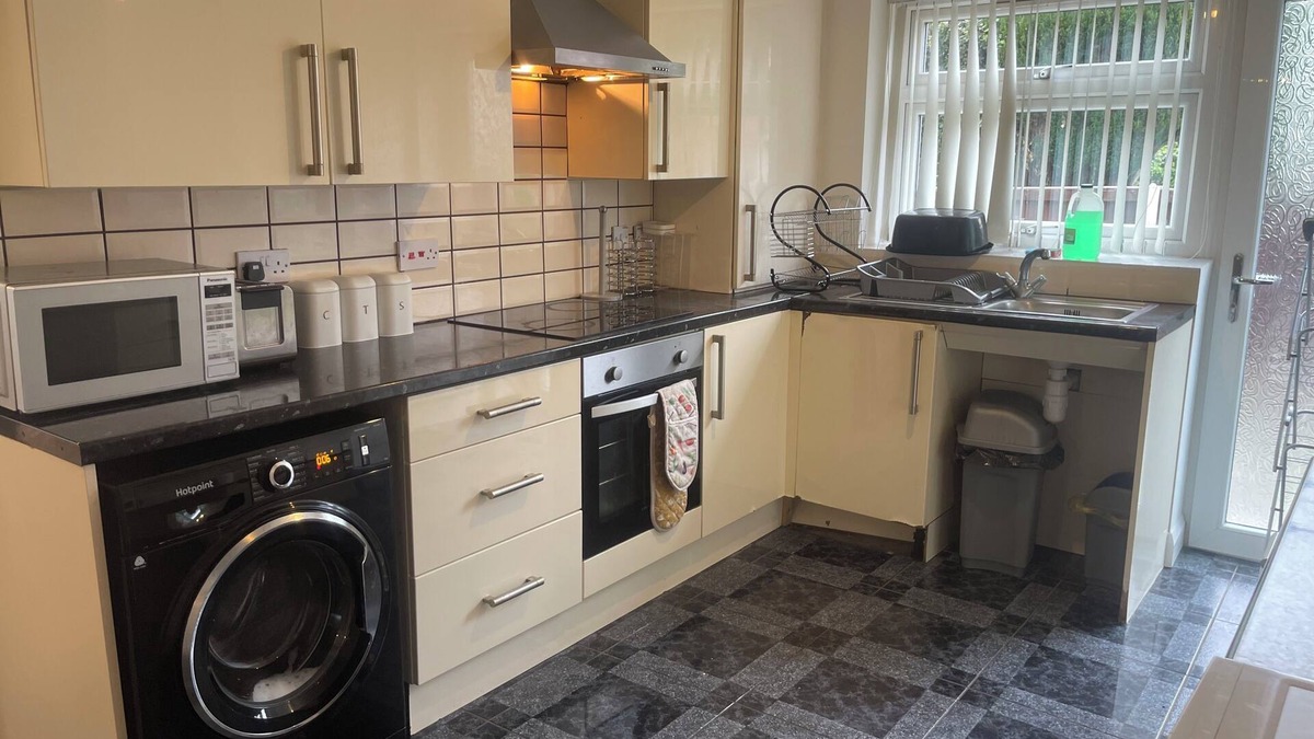 Liverpool House | Crompton Haven. 4 Rooms 1min to Croxteth Hall & Country Park.14 min to Anfield.
