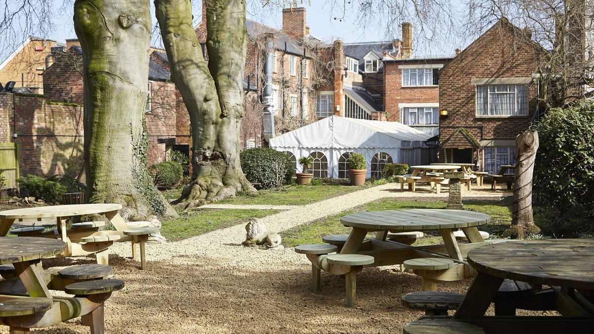 Banbury Hotel | Cromwell Lodge Hotel by Greene King Inns