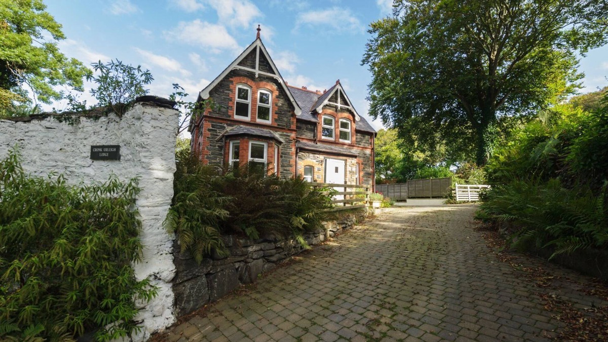 Kirkmichael House | Cronk Urleigh Lodge accommodates four and is a delightful house located in wonderfully leafy surroun