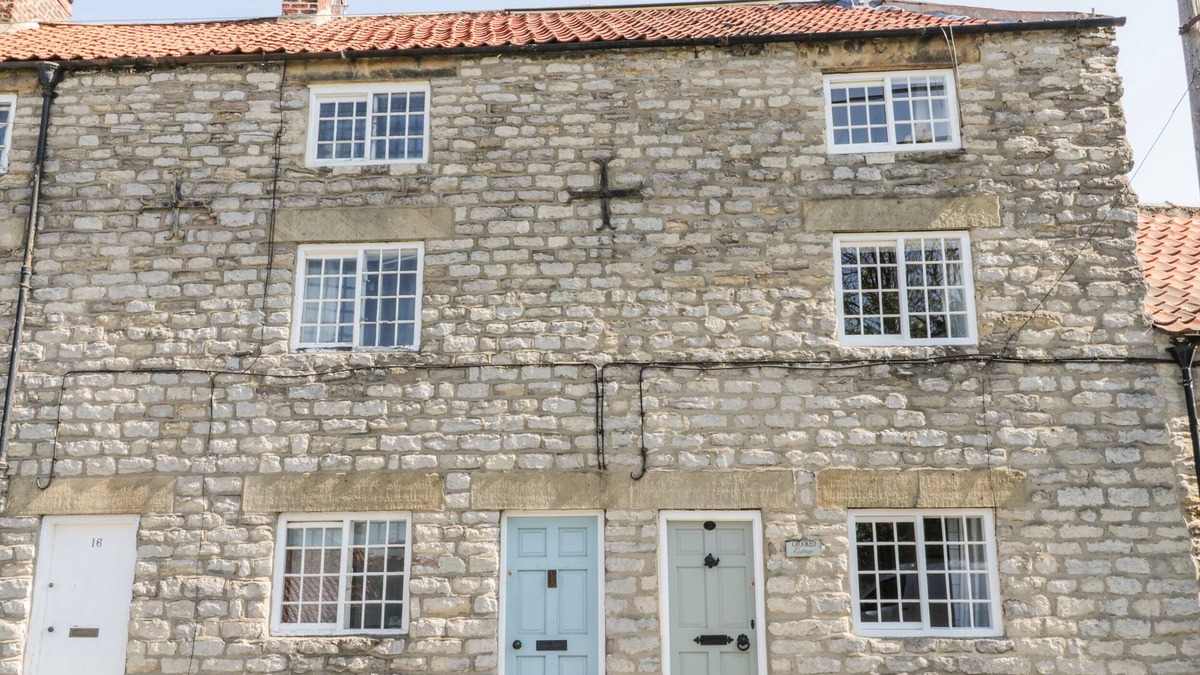 Kirkbymoorside Cottage | CROOKED COTTAGE, pet friendly, with open fire in Kirkbymoorside