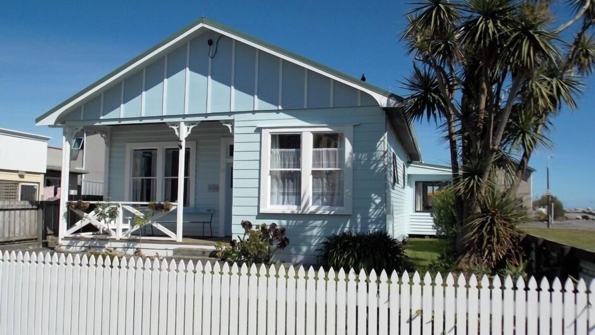 Hokitika Cottage | Crooked Mile Cottage - by the sea