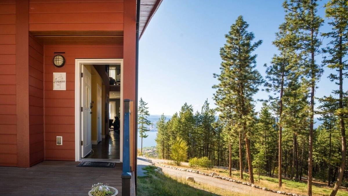 Okanagan-Similkameen House | Crooked Tree Guest Suites - The Spruce Suite