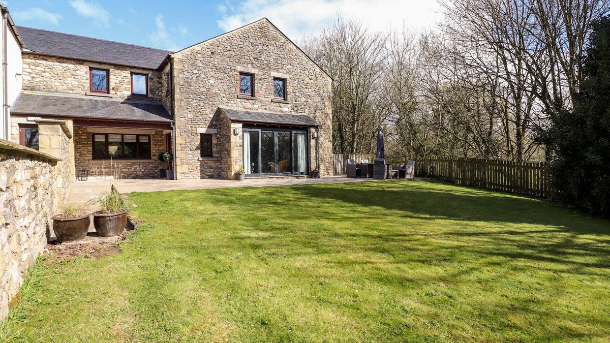 Crooklands Cottage | CROOKLANDS COTTAGE, pet friendly, with hot tub in Crooklands