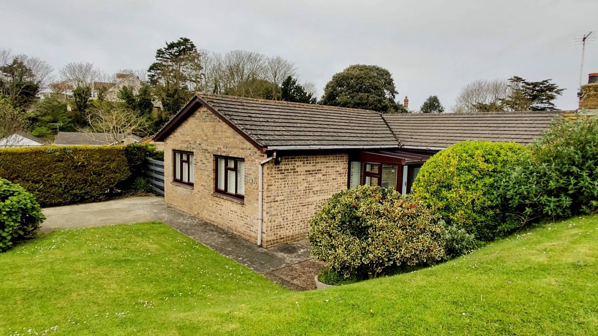 Bude House | Crooklets Reach walk to the Beach, Free Use of Private Beach Hut at the Sea Pool