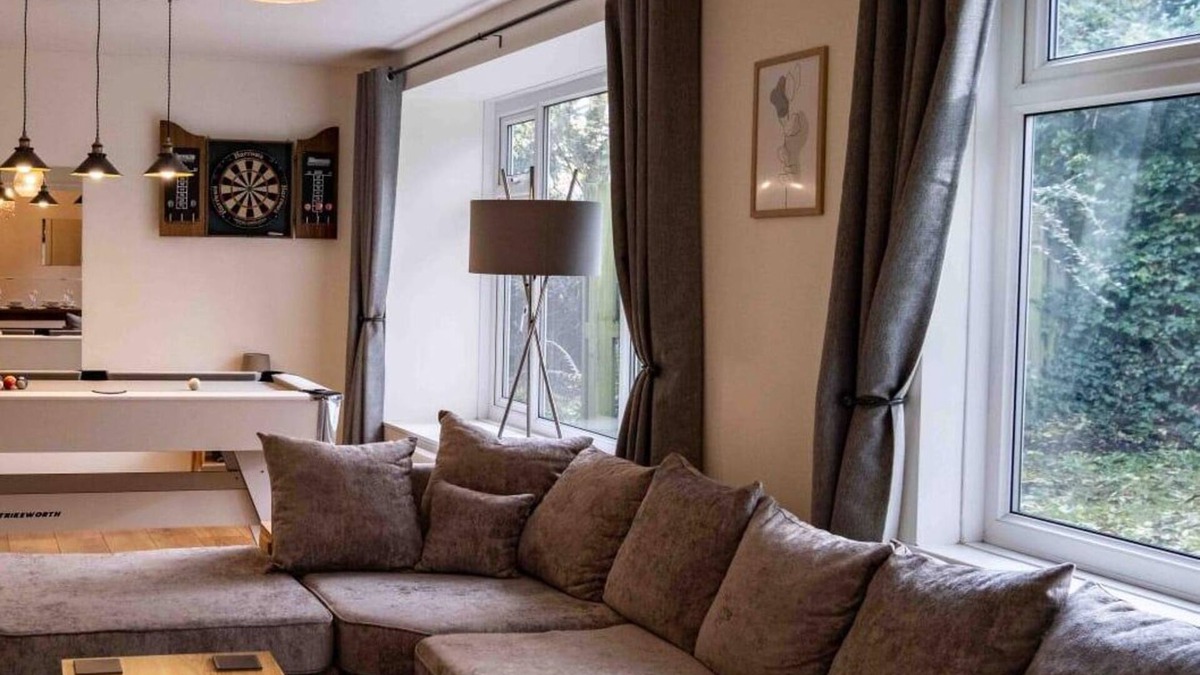 Leeds House | Cross Lane Cottage - Luxury Group Hot Tub Stay