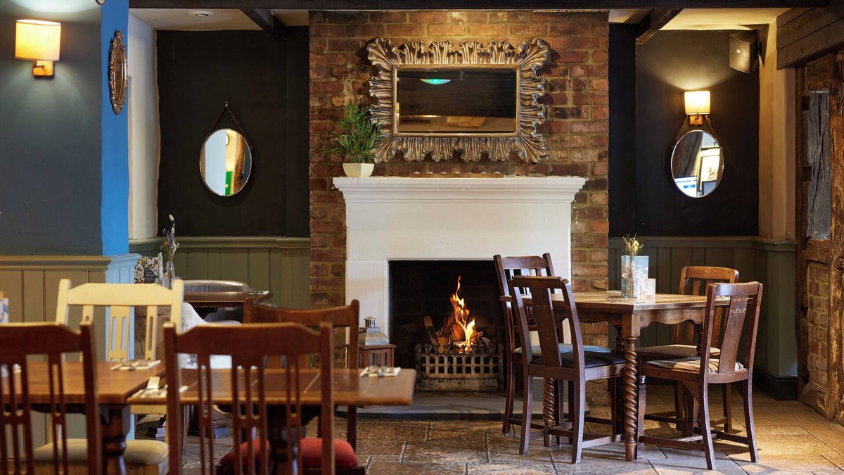 Pottersbury Hotel | Cross Roads Hotel by Greene King Inns