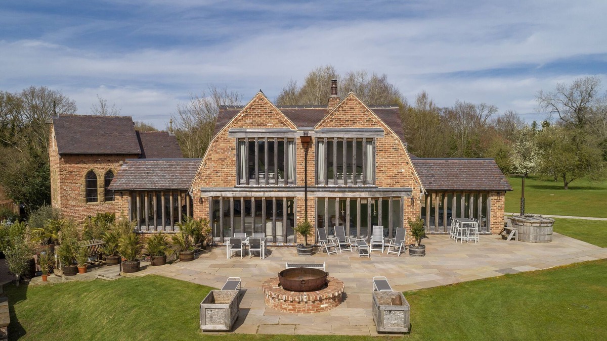 Bromsgrove Other | Crossbrook Farm is a stunning detached three bedroom property situated off its own private drive and