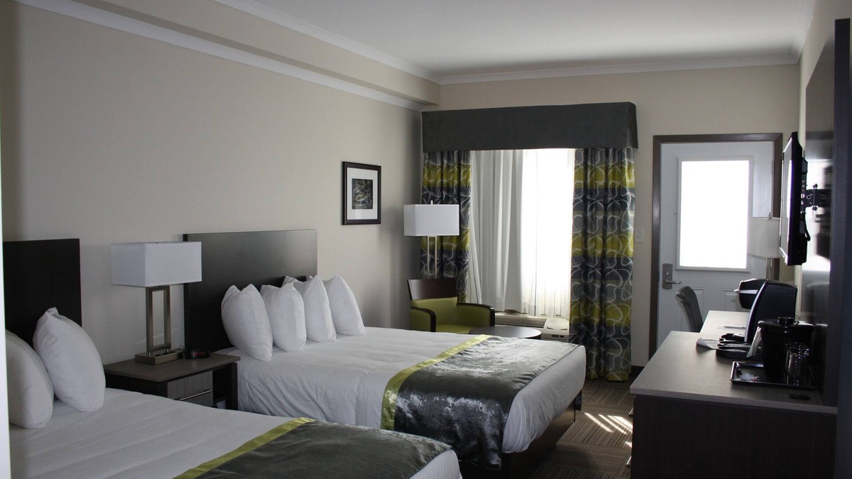 Paradise Hotel | Crossroads Inn & Suites