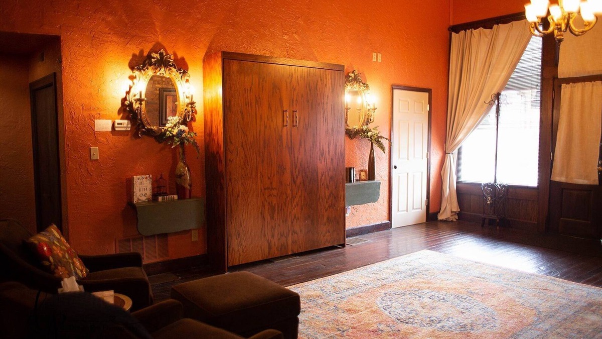 Carthage House | Crossroads Loft & Studio Apt: Steps from Rt. 66 & Beautiful Carthage Square