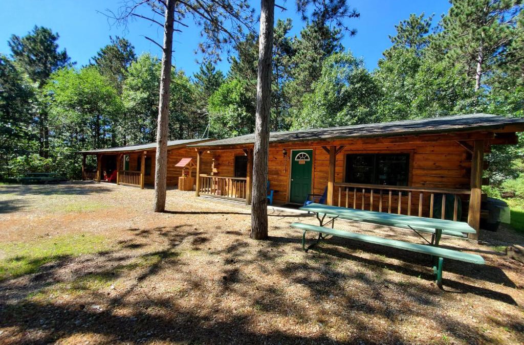 Montello Hotel | Crossroads motel & cabins