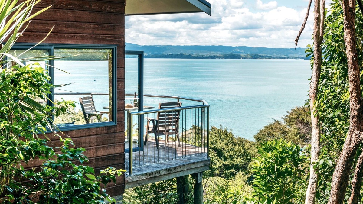 Omiha House | CrossTrees Chalet - Seaview - Waiheke Holiday Unit