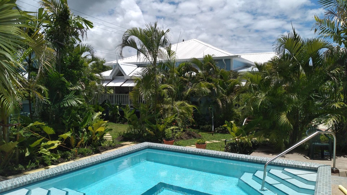Hastings Apartment | Crotona Garden 2 Bed Apt, + Pool. Lush and Tropical. 2 Min Walk to Sea