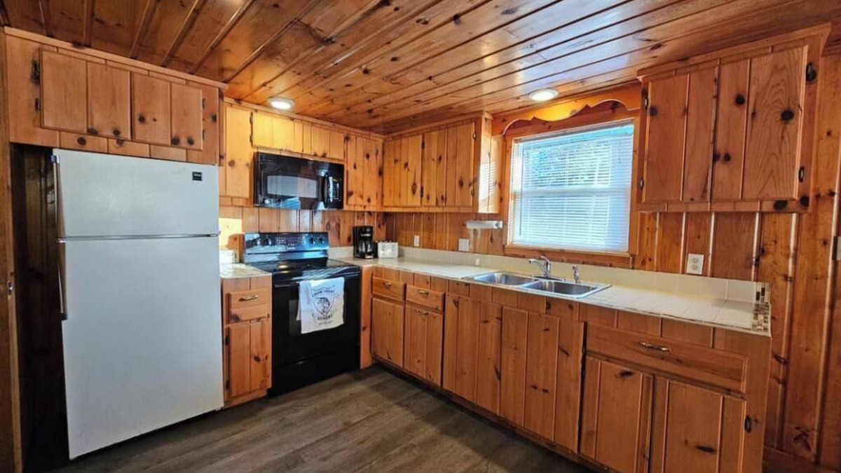 Nevis Cabin | Crow Crest Lodge Resort #2 Waters Edge, Stunning Sunsets, Family Getaway