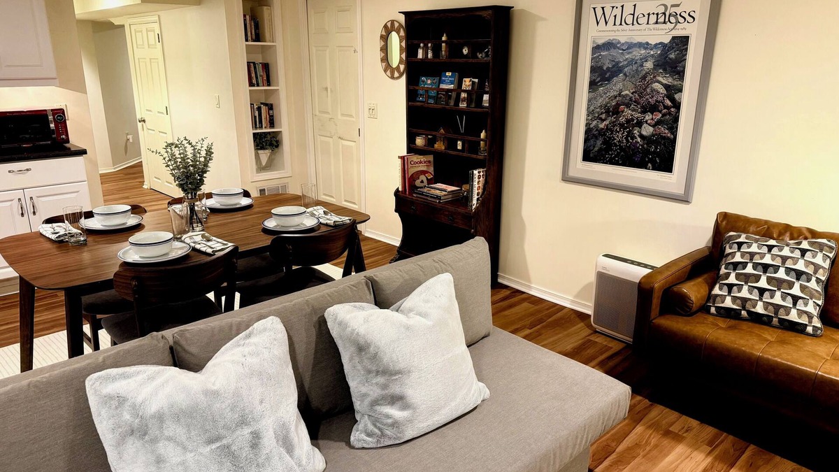 Laurelhurst House | Crow Ridge - 5min from Hollywood MAX stop. 1b/1b with private entrance and patio