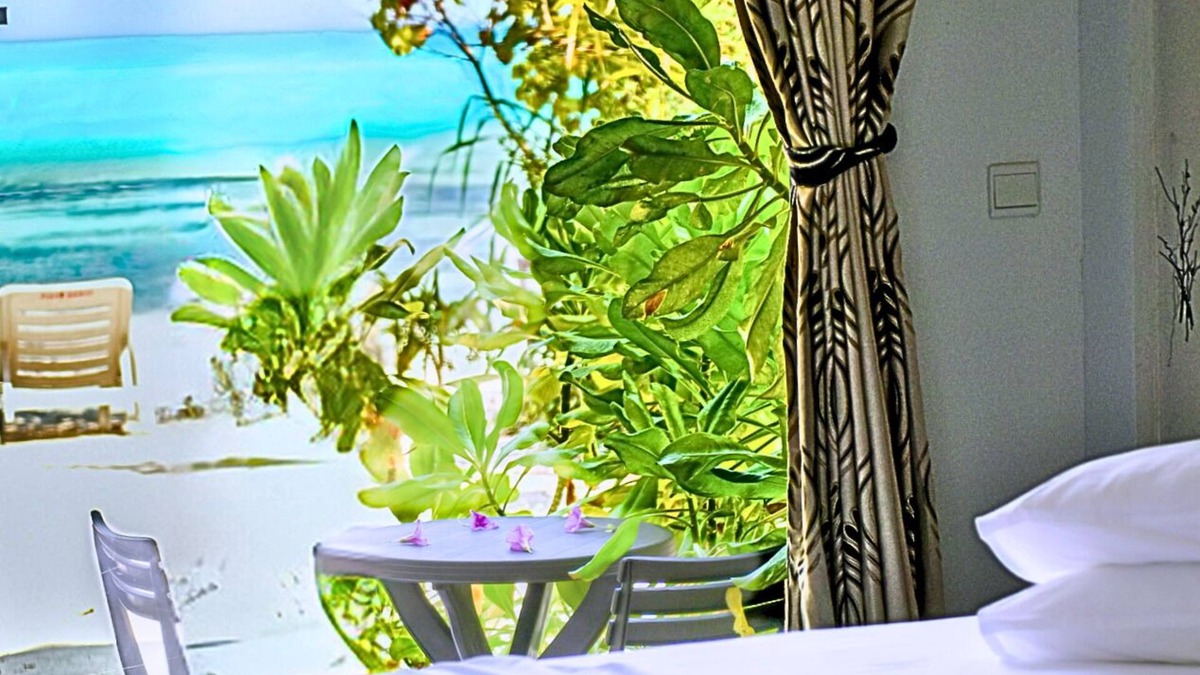 Dhiffushi Hotel | Crown Beach Villas Bikini Beach