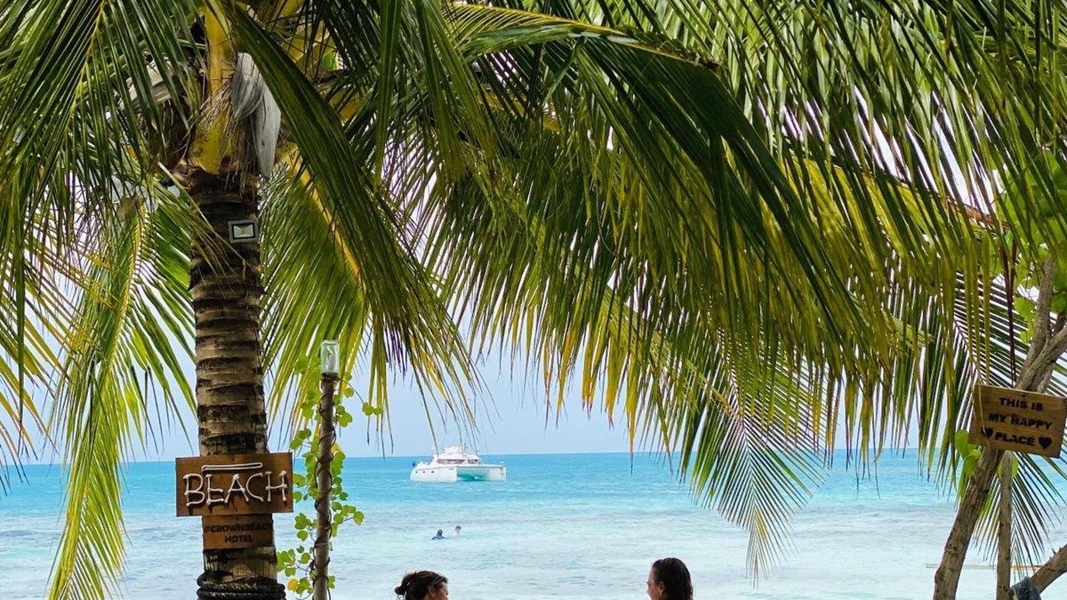 Dhiffushi Hotel | Crown Beach Villas