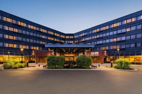 Edison Hotel | Crowne Plaza Edison by IHG