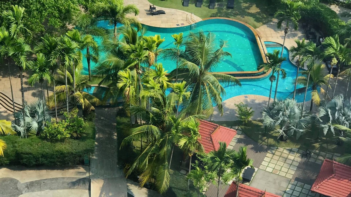 Maradu Hotel | Crowne Plaza Kochi by IHG