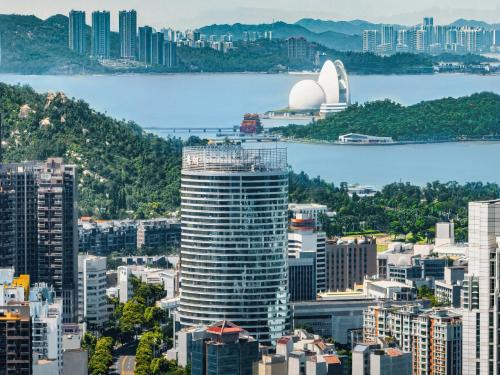 Zhuhai Jida Hotel | Crowne Plaza Zhuhai City Center by IHG - offers free one-way shuttle to Chimelong Ocean Kingdom