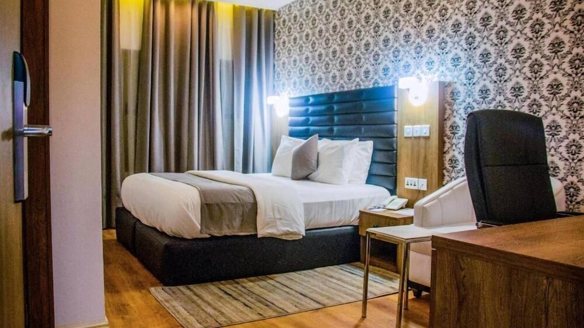 Ozuaha Hotel | Crownsville Hotel - Airport Road