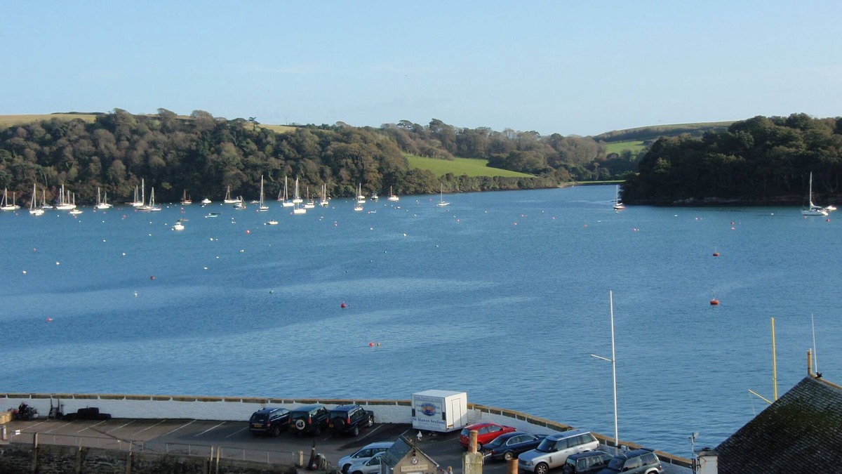 St. Mawes Apartment | Crows Nest: a modern apartment in the centre of St Mawes with stunning sea views
