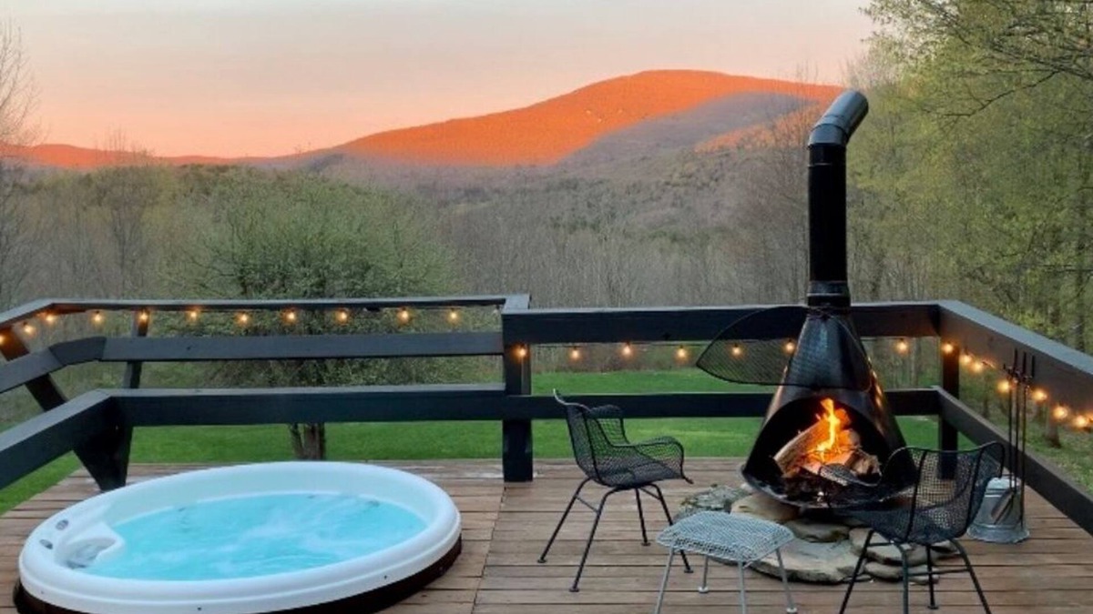 Fleischmanns Ski Chalet | Crows Nest Mtn. Chalet - Hot Tub, Mtn Views, Dog Friendly