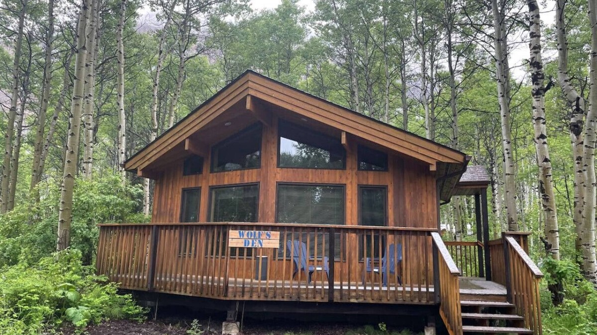 Crowsnest Pass Cabin | Crowsnest River Chalet - Wolf’s Den