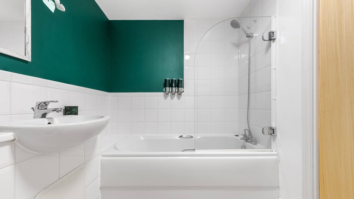 Bensham Manor Apartment | Croydon Spacious - FBS Homes