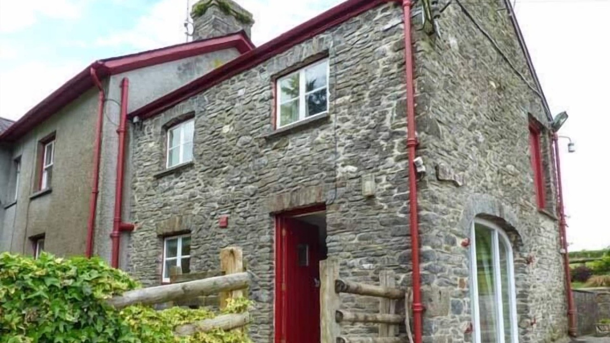 Llanwrda Cottage | CRUD-Y-BARCUD, pet friendly, character holiday cottage in Pumsaint