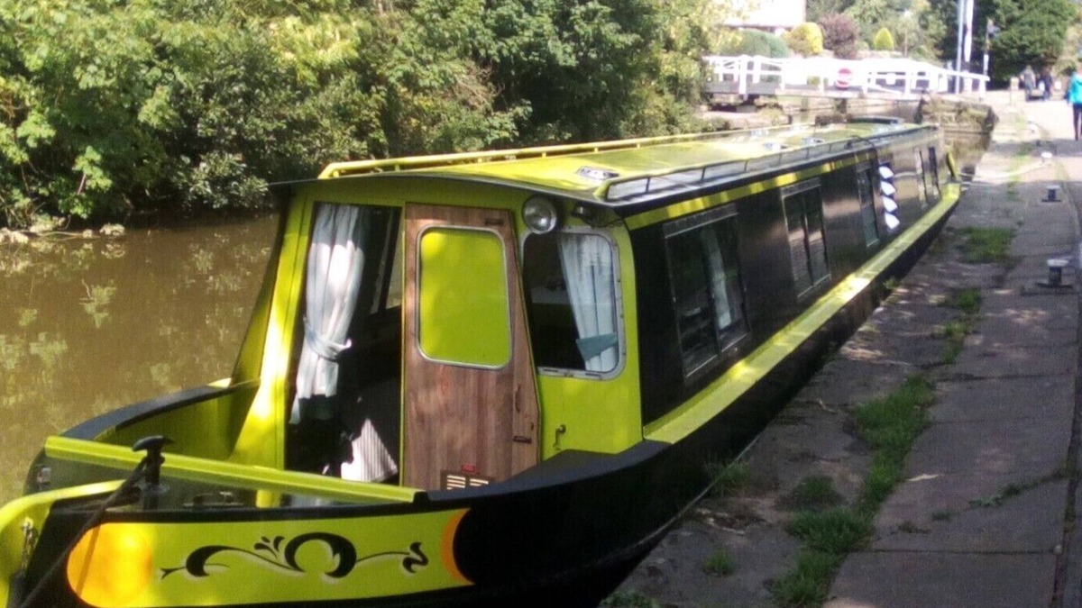 Barnoldswick Boat Rental | Cruising or Static Holiday Breaks aboard Lovely Canal Boat in Historic Skipton