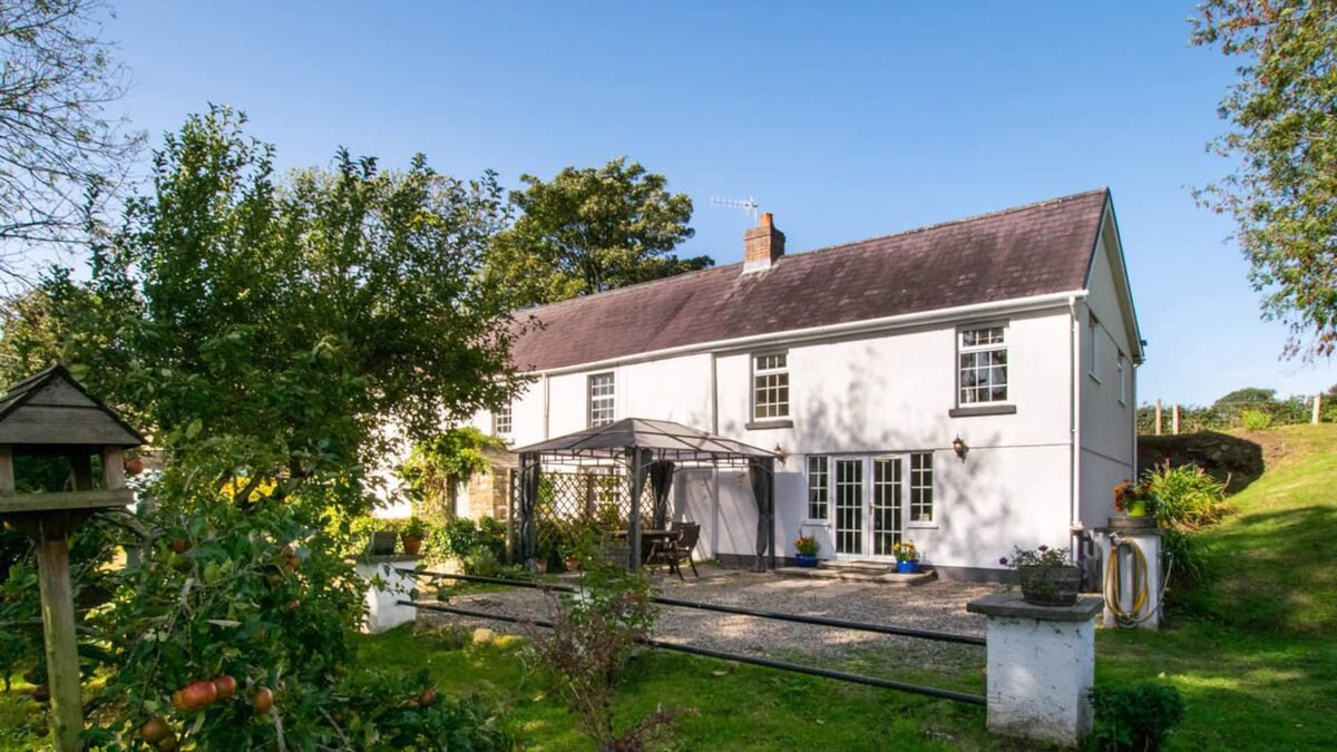 Mawr House | Crwcca Farm Cottage in the beautiful Swansea