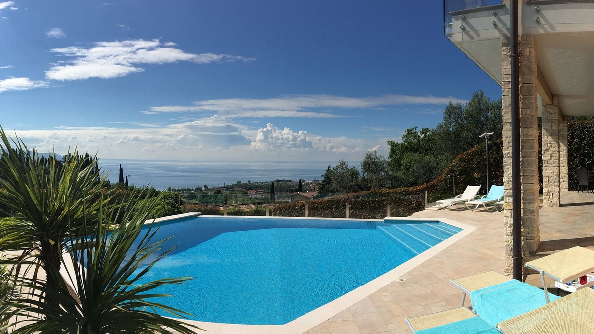 Pulciano Apartment | Cryss Pool - beautiful apartment with lake view and swimming pool