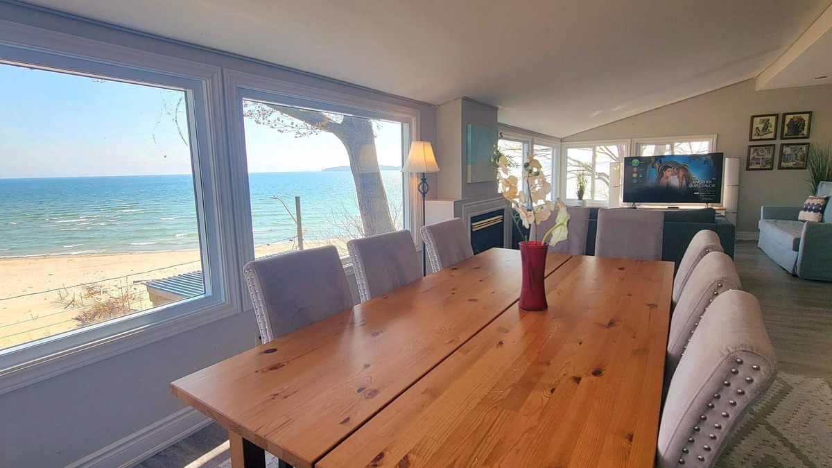 Ontario House | Crystal Beach Waterfront Cottage - Sunset Views!