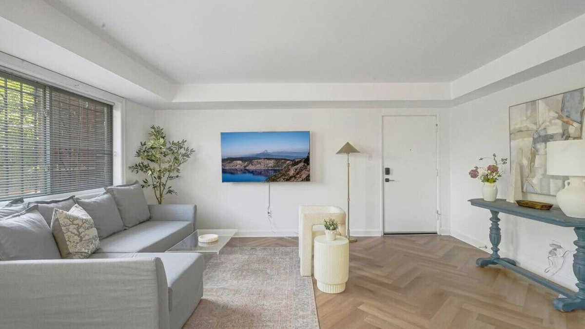Aurora Highlands Condo | Crystal City Boutique Flats/Free Parking 101