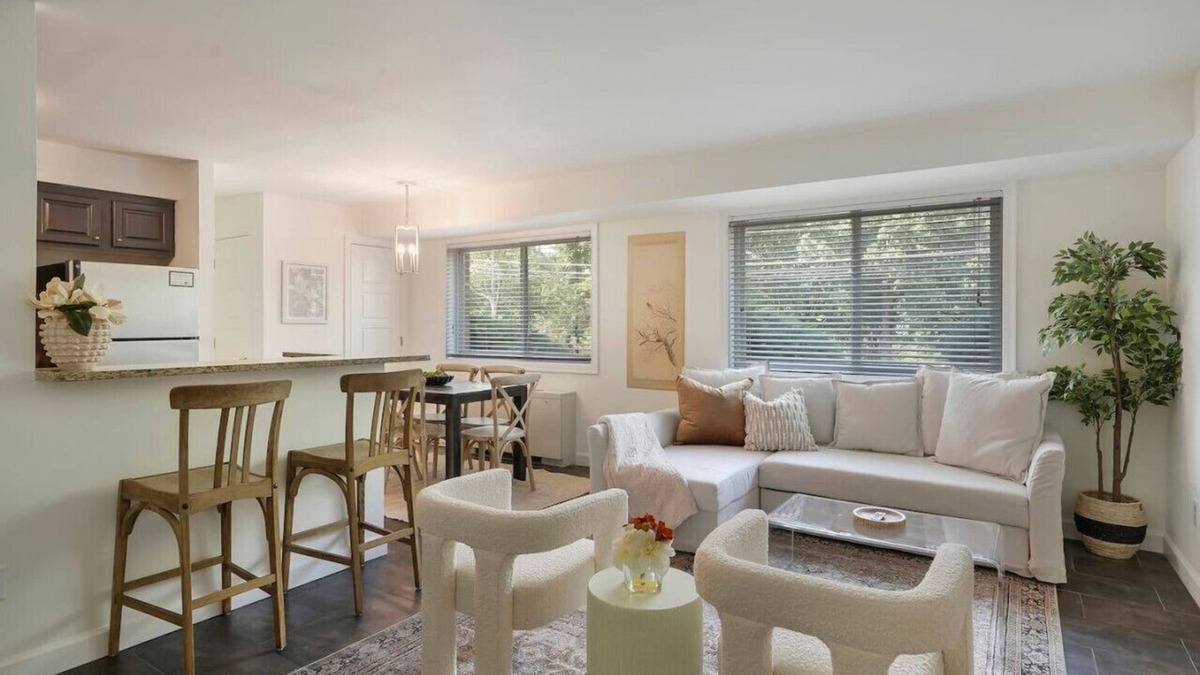 Aurora Highlands Condo | Crystal City Charm 2BR/Free Parking 104