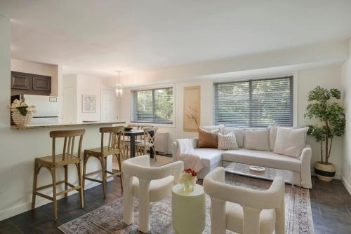 Aurora Highlands House | Crystal City Charm 2BR Free Parking 104