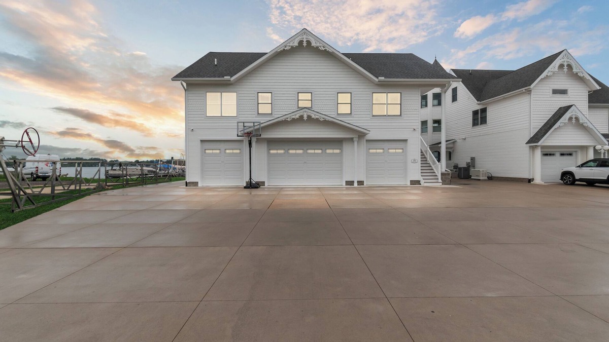 Crystal Condo | Crystal Lake Beachfront Condo - Sleeps 8 - Montcalm County