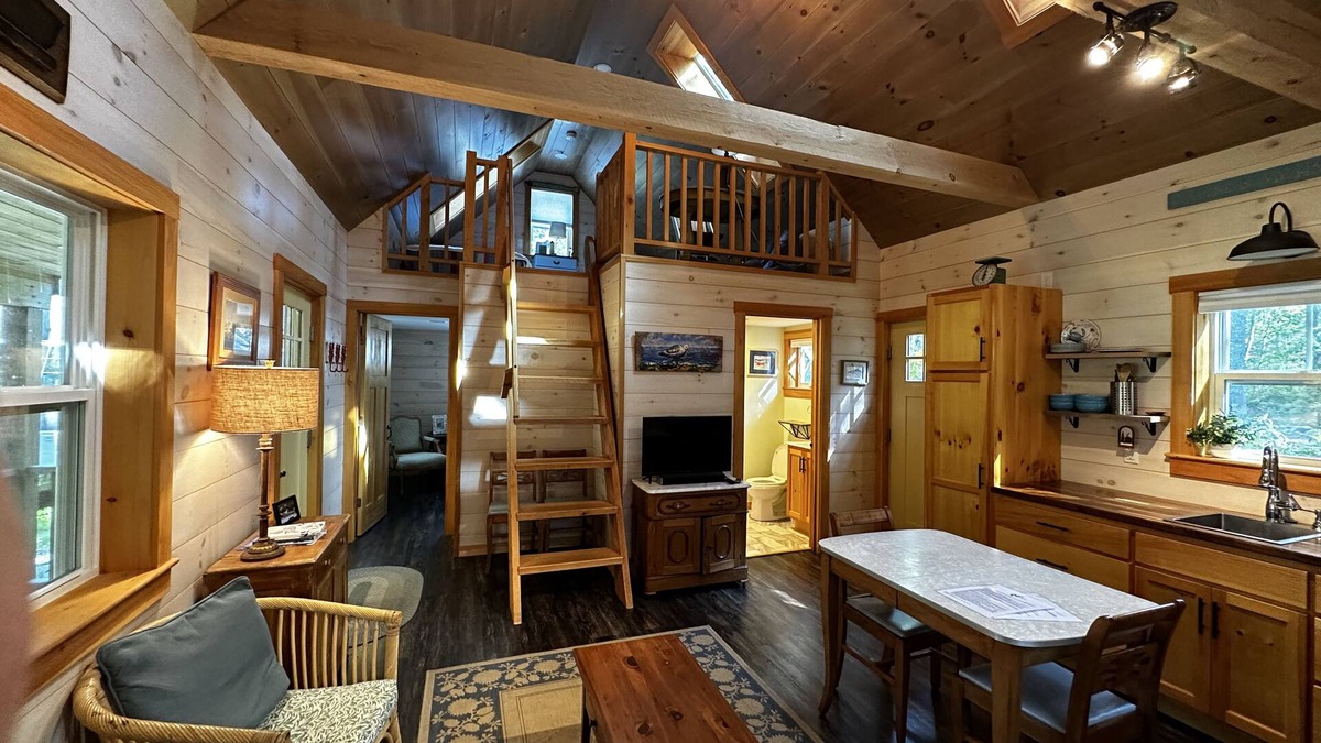 Bristol Cottage | Ctg #1, Pets Stay Free! 3 Modern Cottages w/Heat & AC, 1st Flr King/Standup Loft