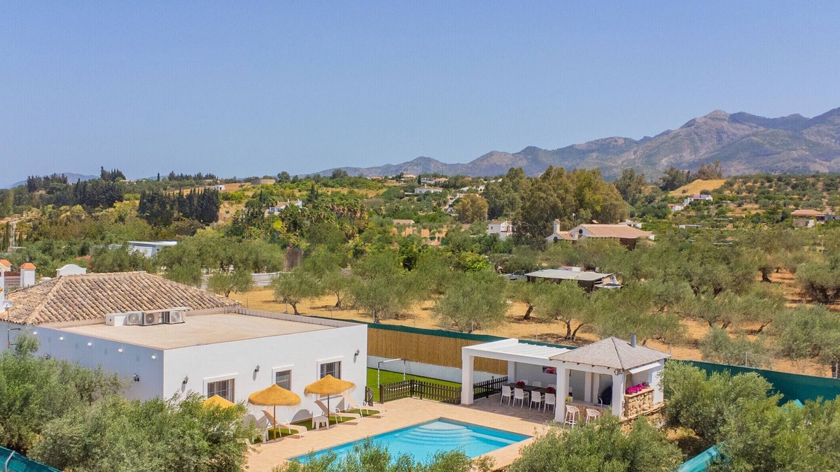 Alhaurin el Grande Cottage | Cubo's La Luz del Valle Rural House/air conditioning/free wifi/BBQ/private pool