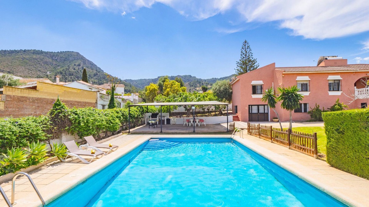 Alhaurin de la Torre Cottage | Cubo's Pink Townhouse Los Manantiales/fenced pool/BBQ/free wifi