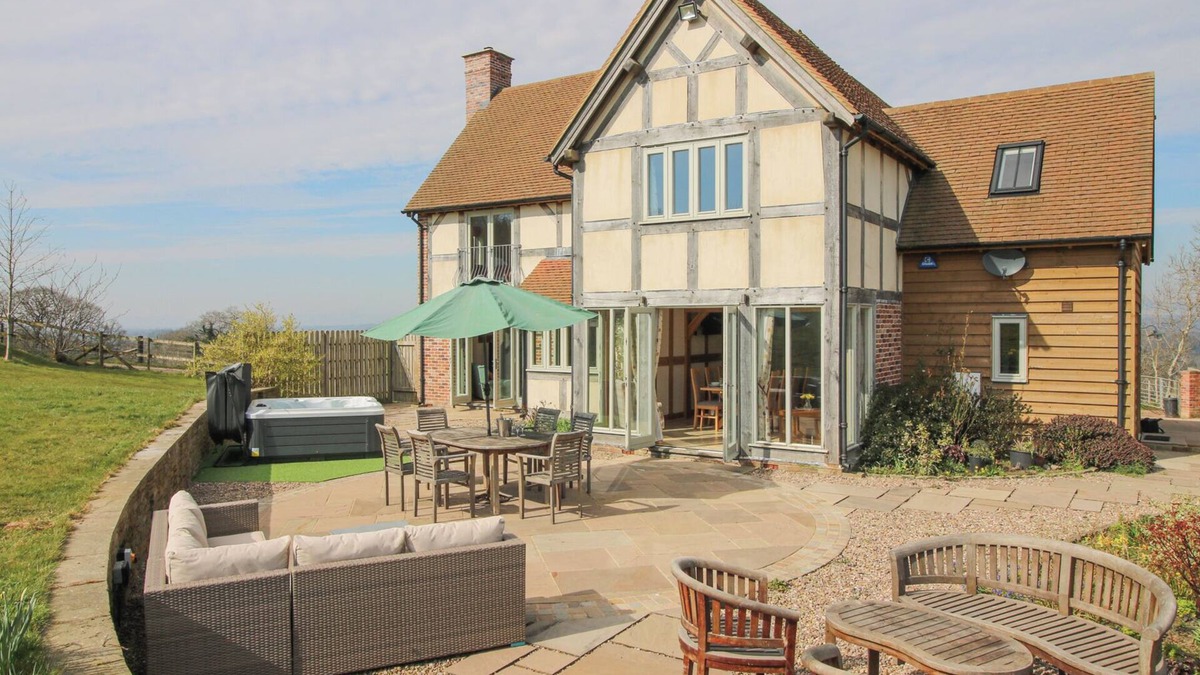 Tenbury Wells House | CUCKOO PEN COTTAGE, pet friendly, with hot tub in Tenbury Wells