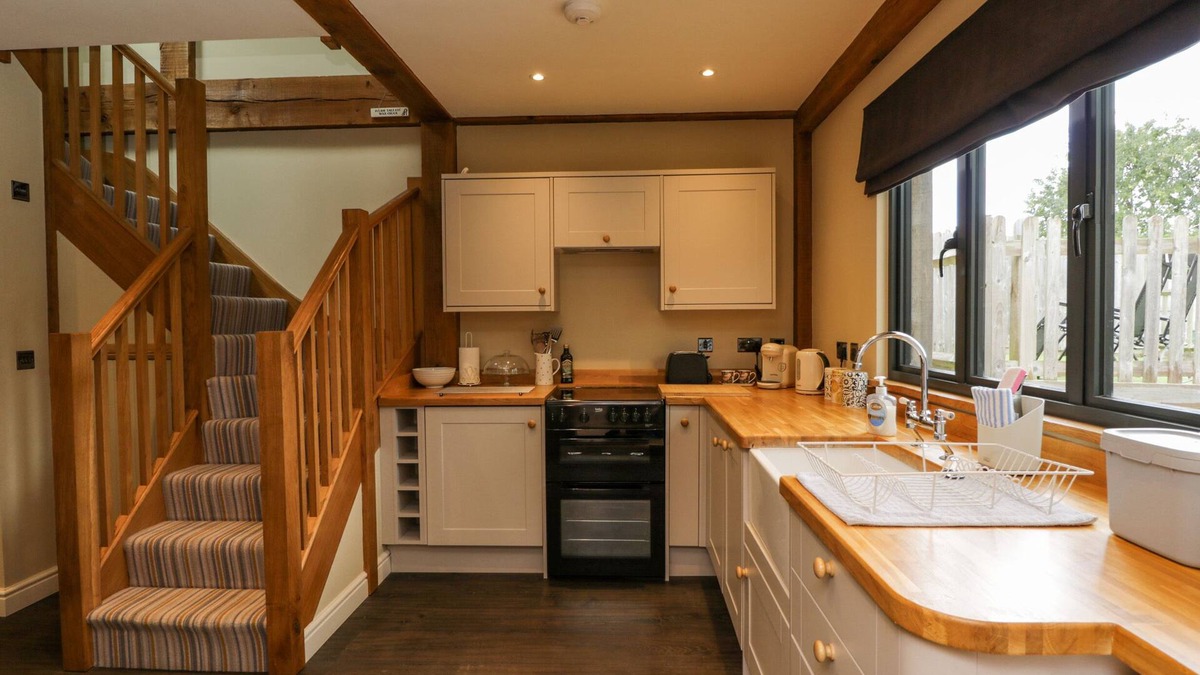 Middleyard Cottage | CUCKOO PENN HIDEAWAY, romantic, with hot tub in King's Stanley
