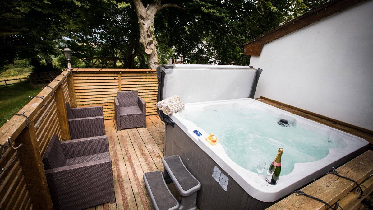 Devon Apartment | Cuckoo's Nest - Dog Friendly Cottage with a hot tub