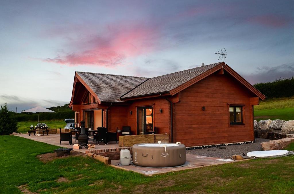 Graig House | Cuddfan Lodge on a Beautiful Lake
