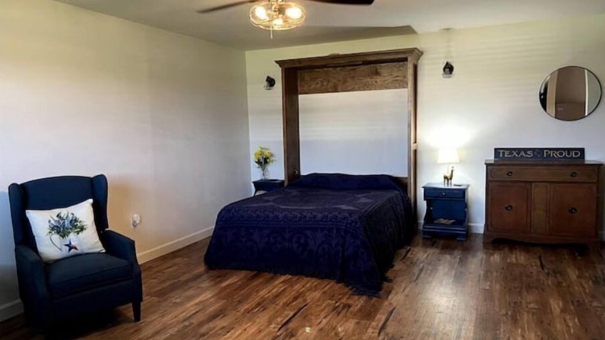 Westminster Cottage | Cuddly Critters Cottage - Alpacas, Goats, Emu's and YOU!