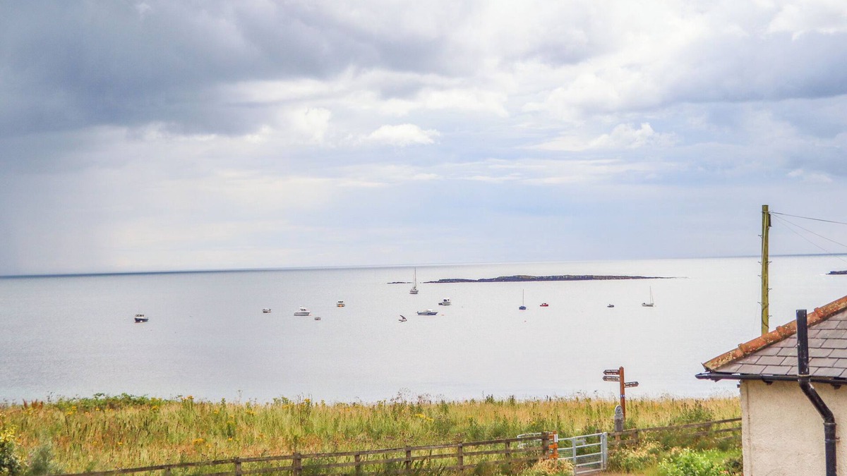 Newton by the Sea Cottage | CULLERNOSE COTTAGE, family friendly, with a garden in Embleton