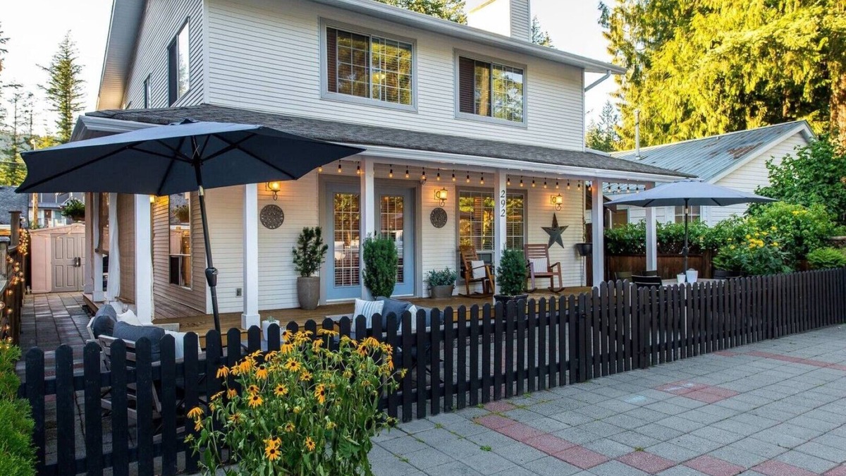 Cultus Lake House | Cultus Lake Cottage- 5 bedroom 3 bathroom- Walking distance to beach