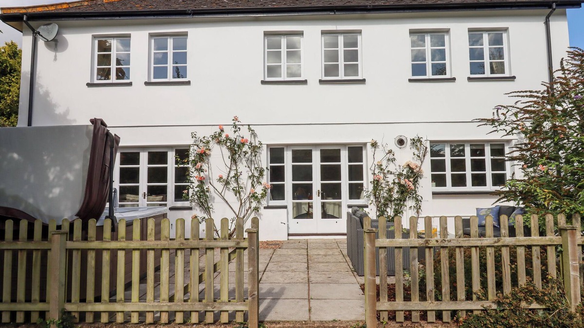 Crediton Cottage | CULVER COURT COTTAGE, pet friendly, with hot tub in Crediton