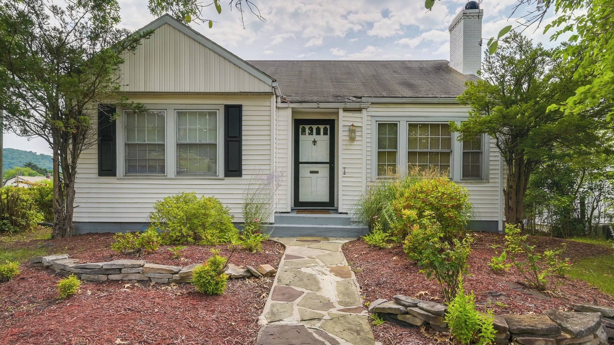 Cumberland Cottage | Cumberland Cottage w/Screened Porch + Fire Pit!